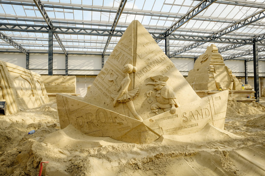 Sandskulptur von der Festival-Ausstellung in Prora 2021 auf der Insel Rügen