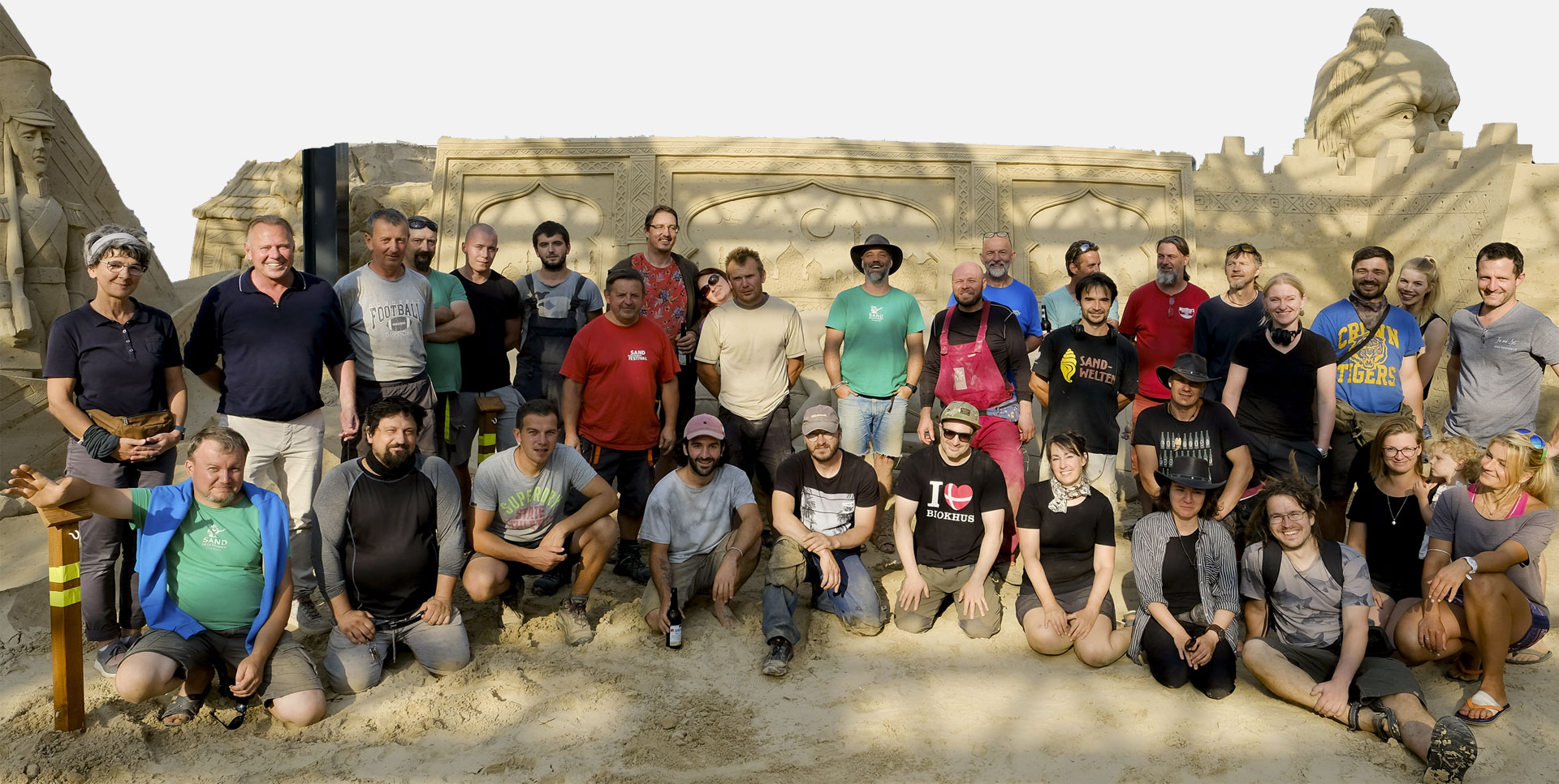 Team der Sandskulpturen Ausstellung Prora / OT Ostseebad Binz auf der Insel Rügen